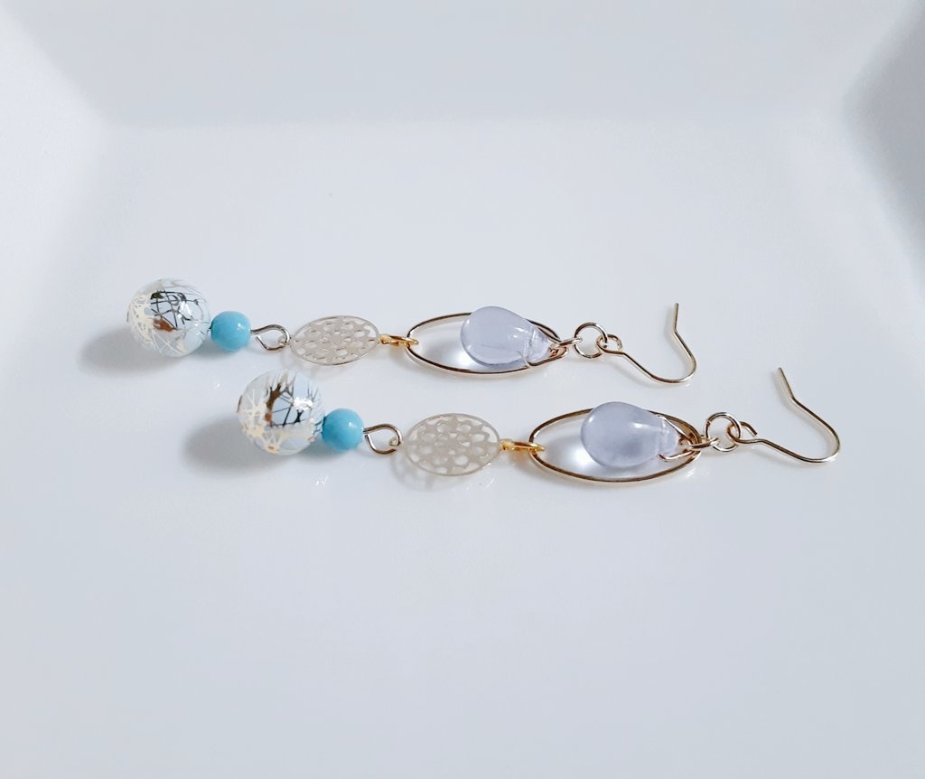 透かしと唐草ビーズとオーバルフープの涼しげスカイブルーカラーのピアス/イヤリング