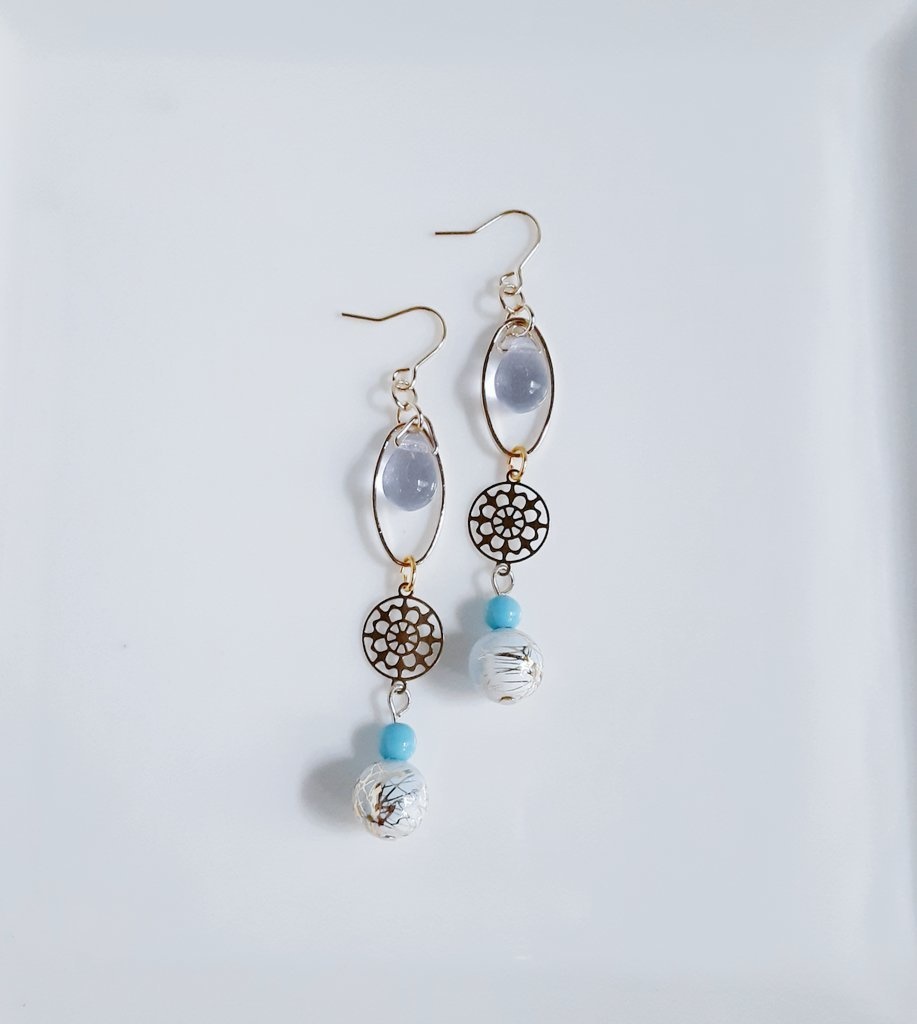 透かしと唐草ビーズとオーバルフープの涼しげスカイブルーカラーのピアス/イヤリング