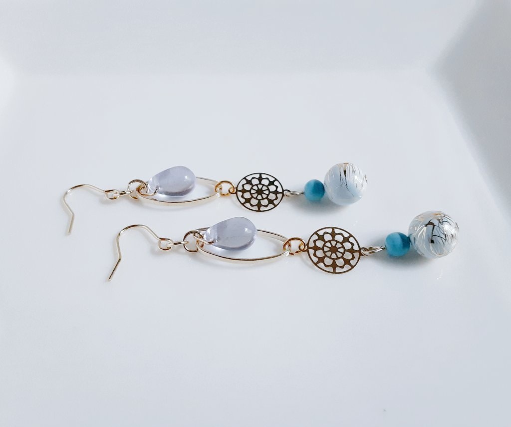 透かしと唐草ビーズとオーバルフープの涼しげスカイブルーカラーのピアス/イヤリング