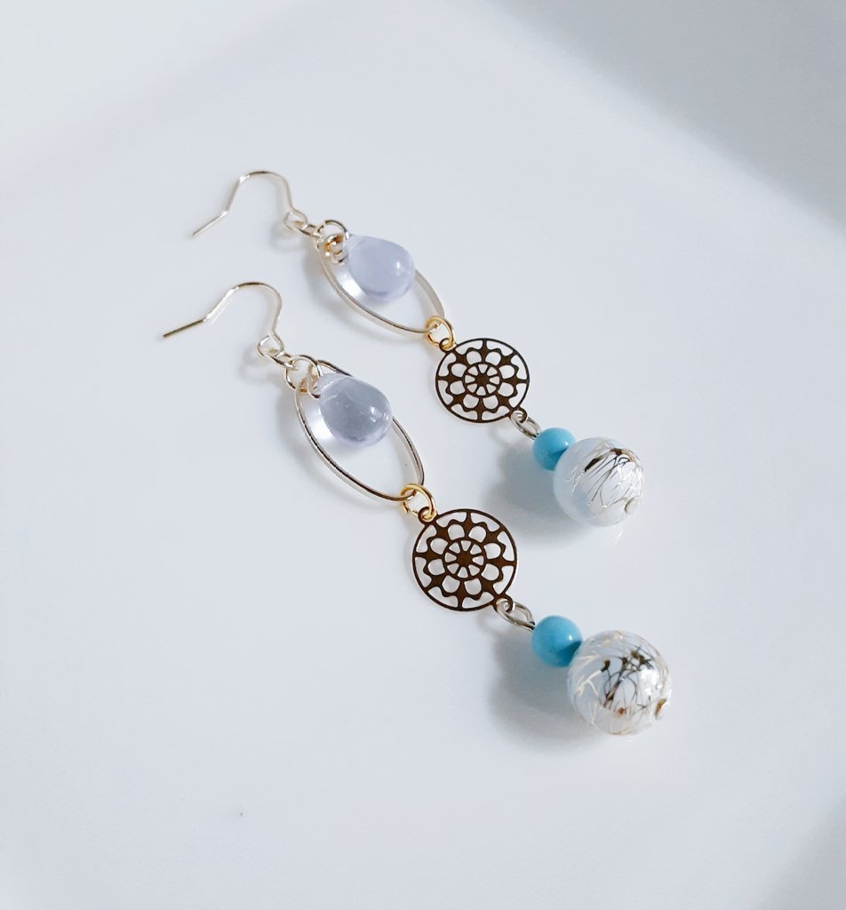 透かしと唐草ビーズとオーバルフープの涼しげスカイブルーカラーのピアス/イヤリング