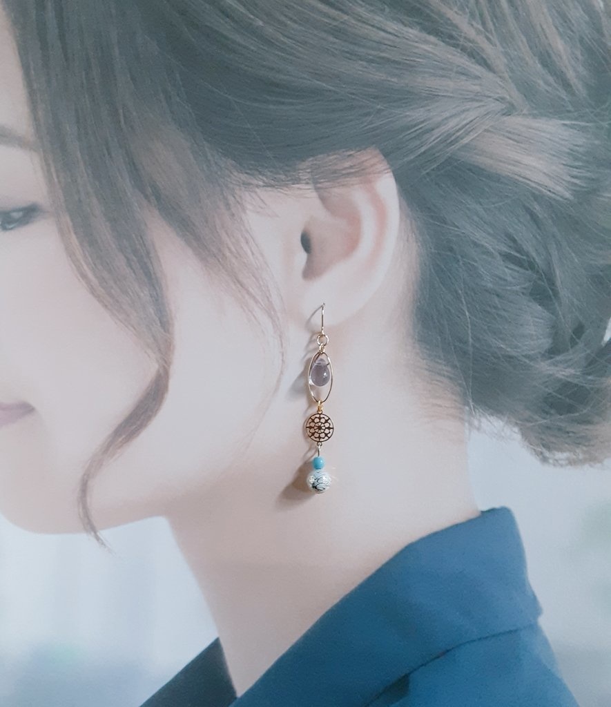 透かしと唐草ビーズとオーバルフープの涼しげスカイブルーカラーのピアス/イヤリング