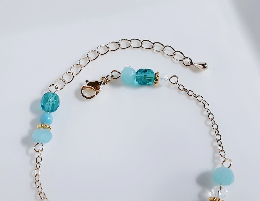 再販☆唐草ビーズとガラスビーズの涼しげスカイブルーカラーのブレスレット