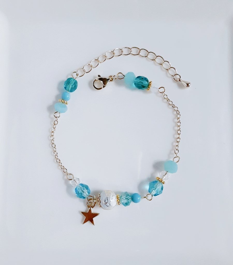 再販☆唐草ビーズとガラスビーズの涼しげスカイブルーカラーのブレスレット