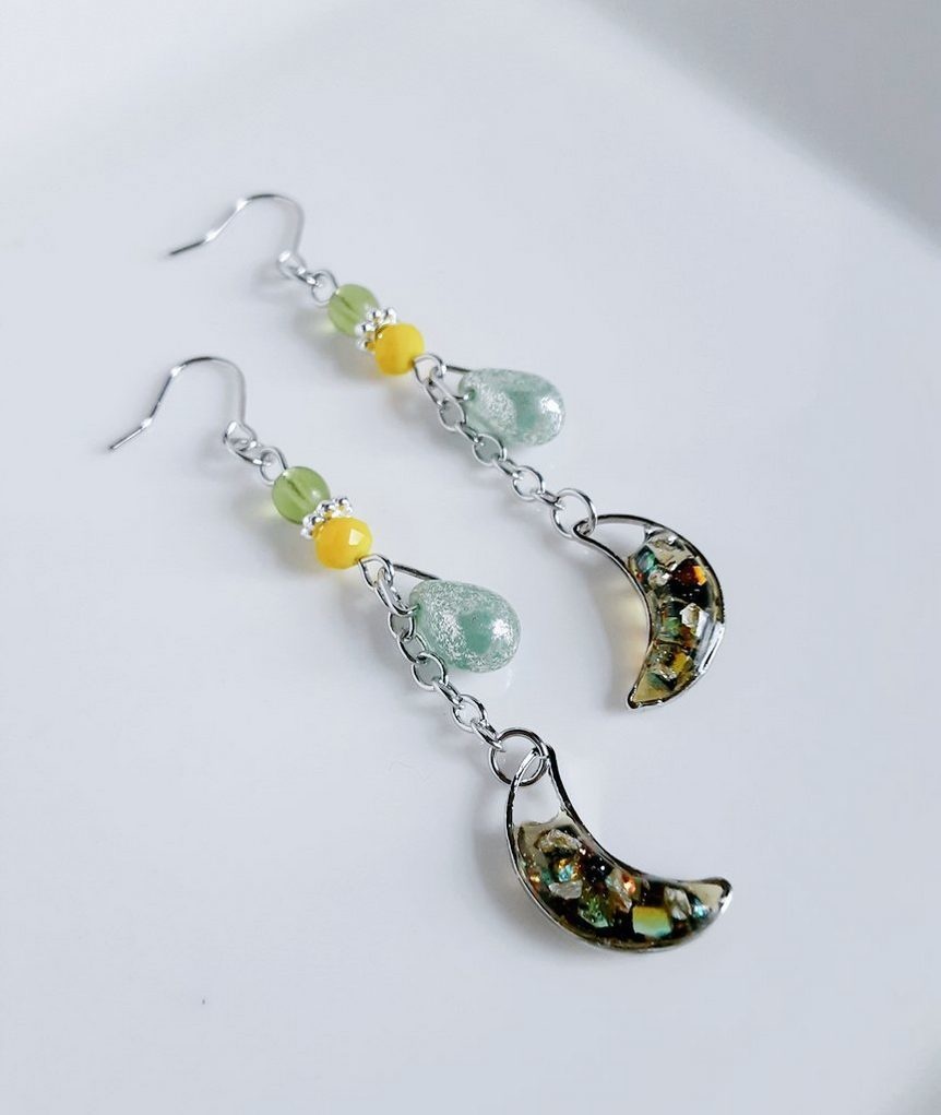 ラメ光る☆三日月揺れるお洒落ピアス/イヤリング(メテオイエロー)