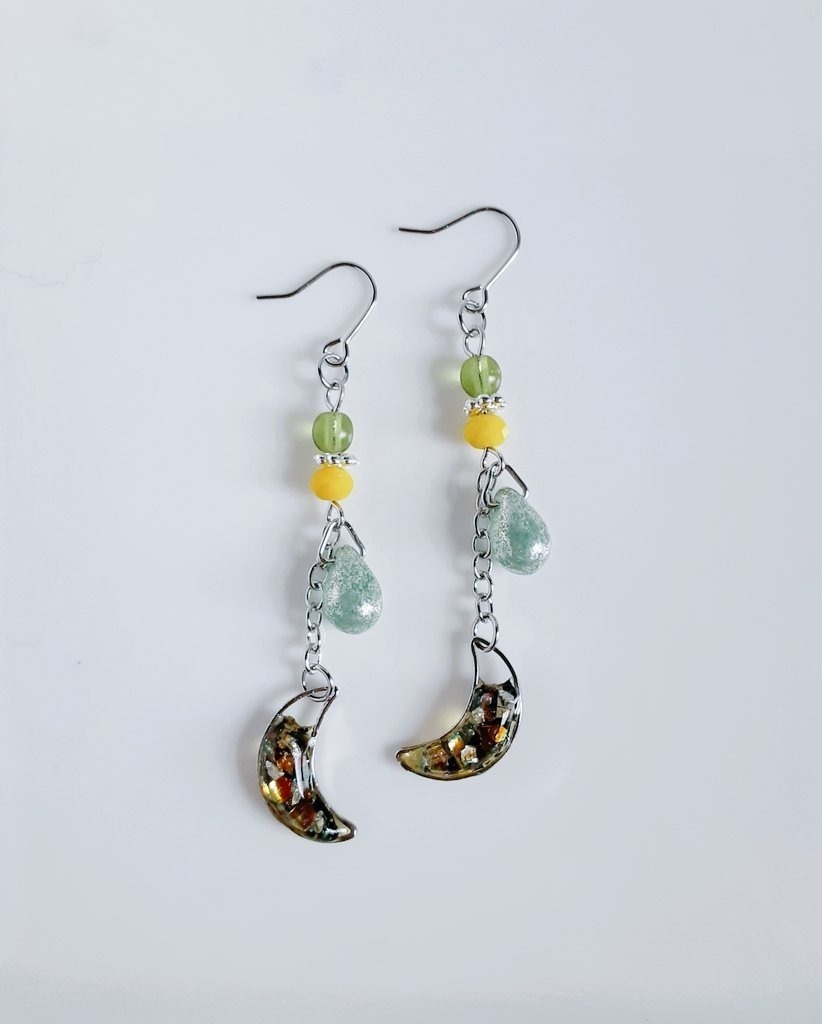 ラメ光る☆三日月揺れるお洒落ピアス/イヤリング(メテオイエロー)