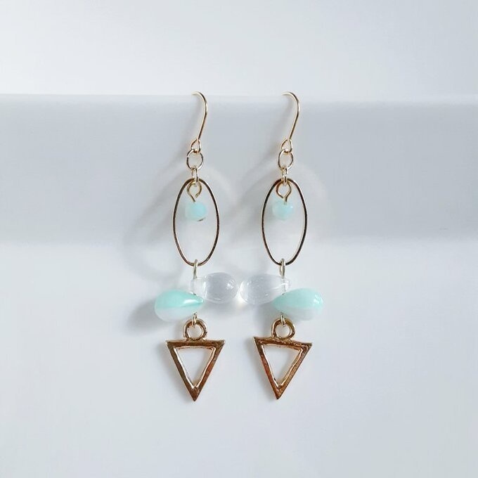 オーバルフープと三角としずくビーズの朝空カラーのピアス/イヤリング