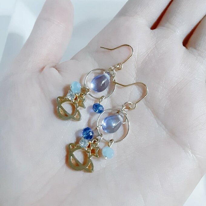 再再販☆土星チャームとサークルフープの夜明けブルーカラーのピアス/イヤリング