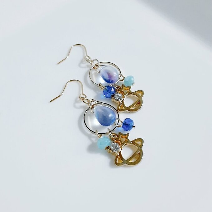 再再販☆土星チャームとサークルフープの夜明けブルーカラーのピアス/イヤリング