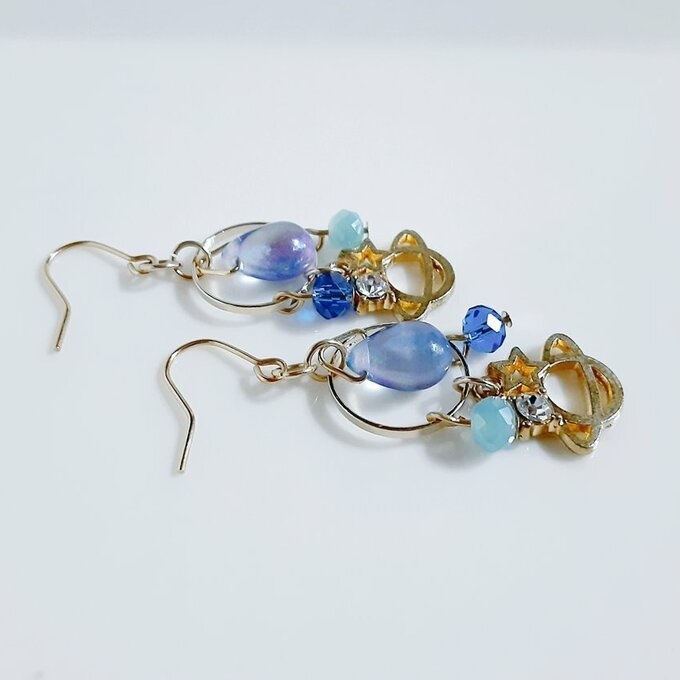 再再販☆土星チャームとサークルフープの夜明けブルーカラーのピアス/イヤリング