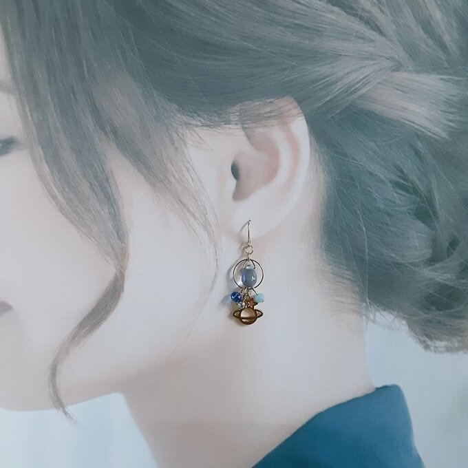 再再販☆土星チャームとサークルフープの夜明けブルーカラーのピアス/イヤリング