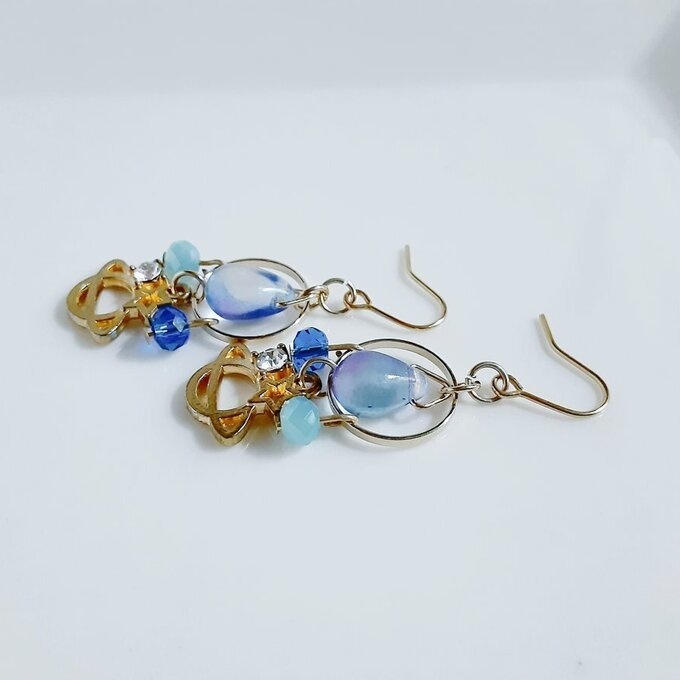 再再販☆土星チャームとサークルフープの夜明けブルーカラーのピアス/イヤリング