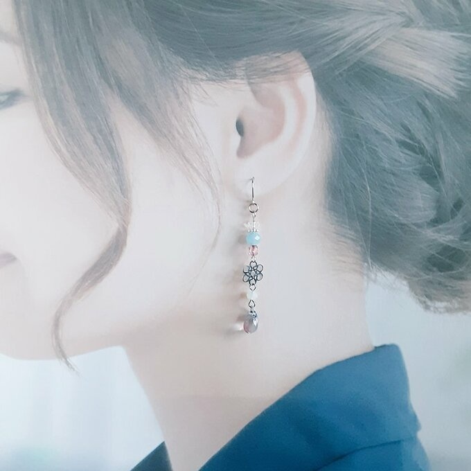 再販☆透かしとガラスビーズのブルーピンクカラーのピアス/イヤリング