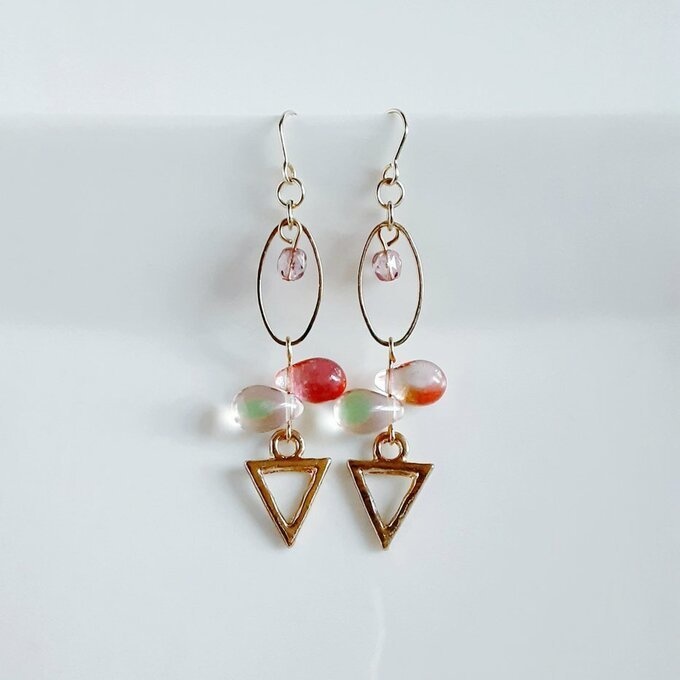 オーバルフープと三角としずくビーズのサンセットカラーのピアス/イヤリング