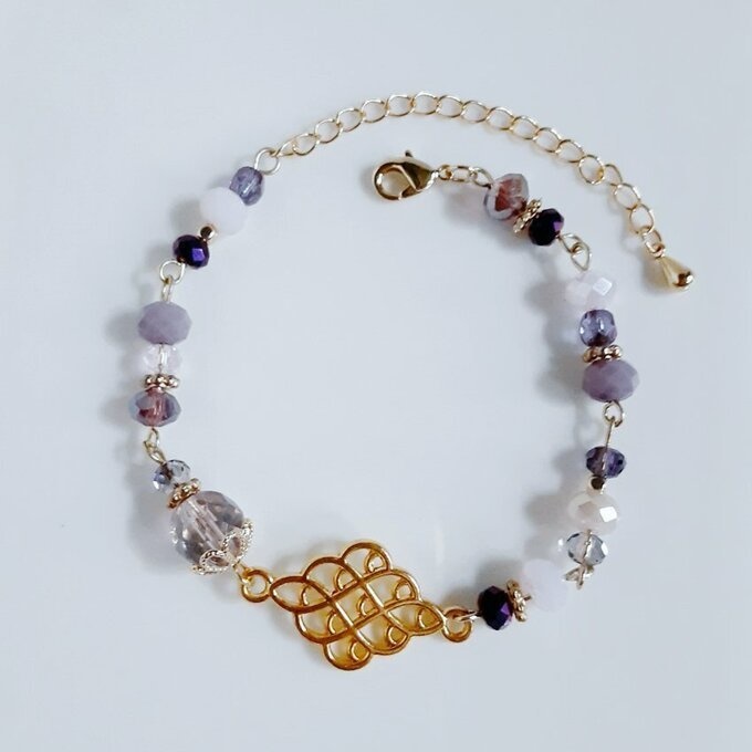 透かしとチェコビーズとガラスビーズのライトアメジスト色のブレスレット