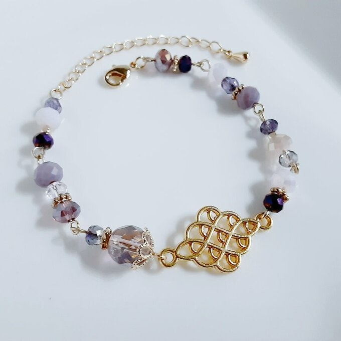 透かしとチェコビーズとガラスビーズのライトアメジスト色のブレスレット
