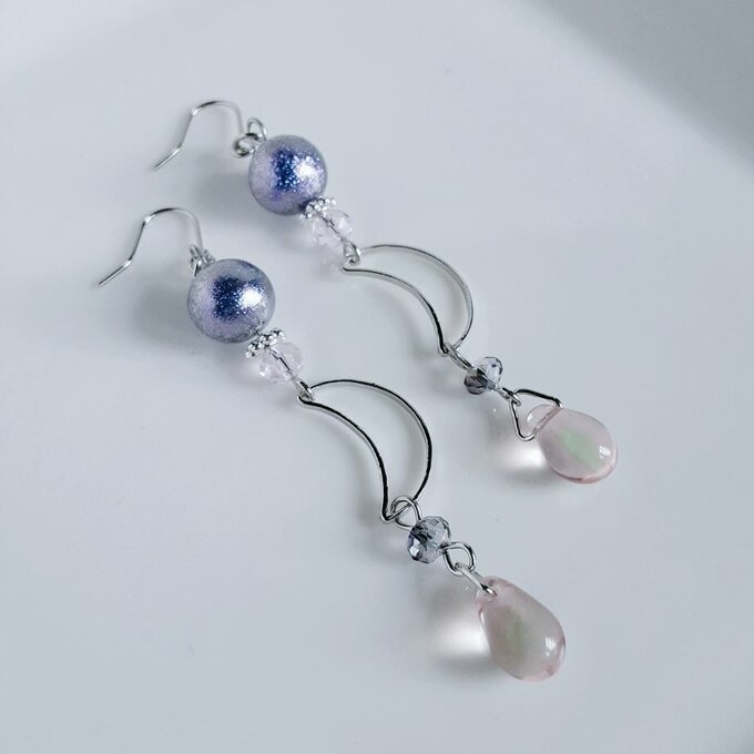 しずくと三日月が揺れる大人可愛いパープルピンクカラーのロングピアス/イヤリング