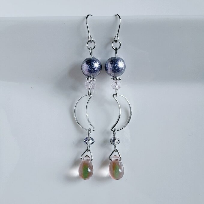 しずくと三日月が揺れる大人可愛いパープルピンクカラーのロングピアス/イヤリング