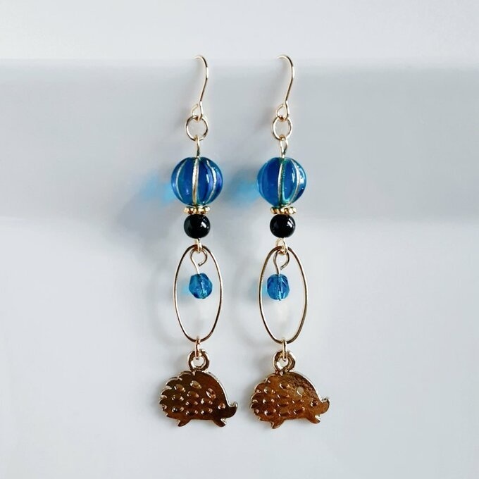再販☆はりねずみが揺れるオーバルフープとチェコビーズのロングピアス/イヤリング(青)