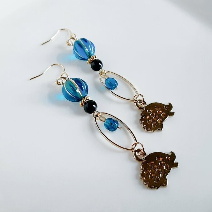 再販☆はりねずみが揺れるオーバルフープとチェコビーズのロングピアス/イヤリング(青)