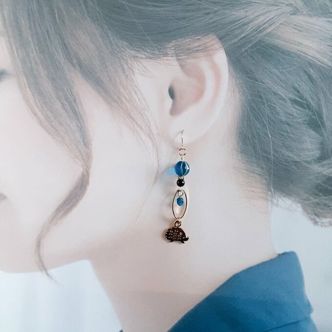 再販☆はりねずみが揺れるオーバルフープとチェコビーズのロングピアス/イヤリング(青)