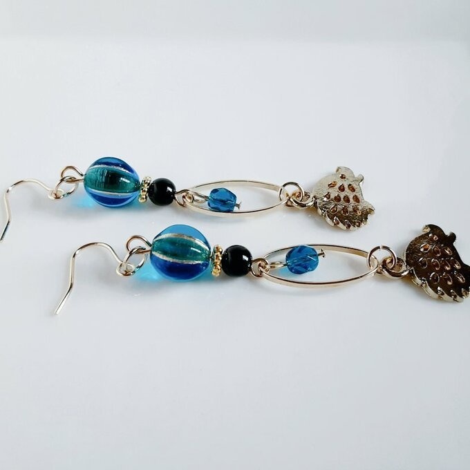 再販☆はりねずみが揺れるオーバルフープとチェコビーズのロングピアス/イヤリング(青)