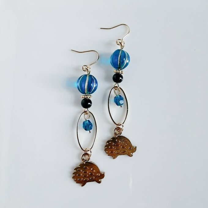 再販☆はりねずみが揺れるオーバルフープとチェコビーズのロングピアス/イヤリング(青)