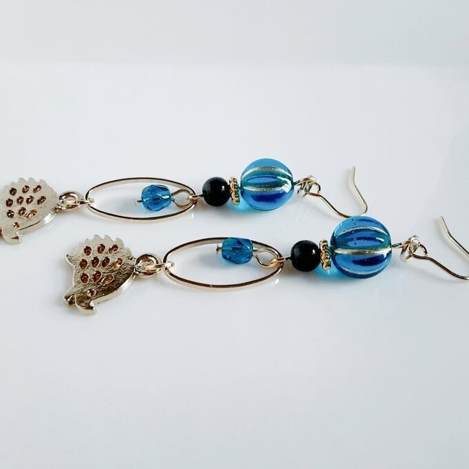 再販☆はりねずみが揺れるオーバルフープとチェコビーズのロングピアス/イヤリング(青)