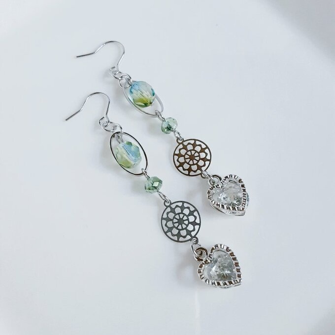 ジルコニア入りハートチャームが揺れるシャープな爽やかグリーンカラーのロングピアス/イヤリング