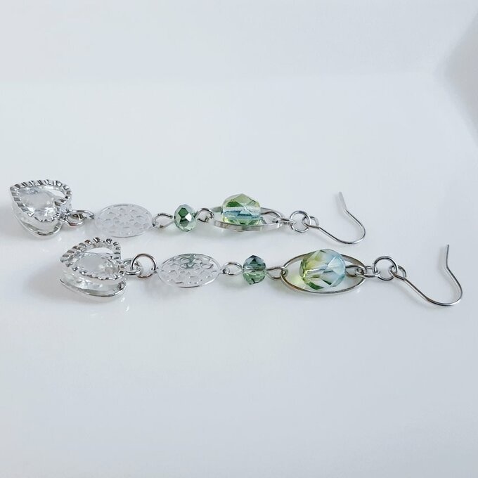 ジルコニア入りハートチャームが揺れるシャープな爽やかグリーンカラーのロングピアス/イヤリング