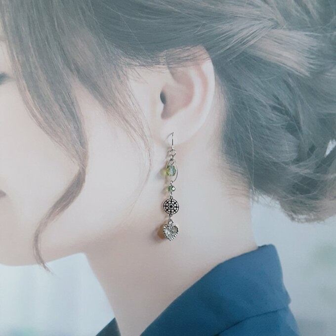 ジルコニア入りハートチャームが揺れるシャープな爽やかグリーンカラーのロングピアス/イヤリング