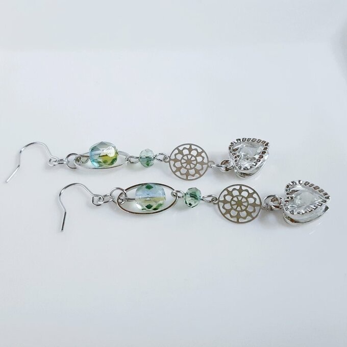 ジルコニア入りハートチャームが揺れるシャープな爽やかグリーンカラーのロングピアス/イヤリング