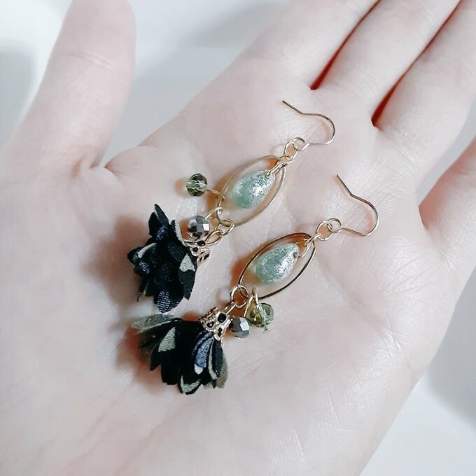 1ペアのみ☆フラワータッセルとオーバルフープの大人カラーのピアス/イヤリング(グリーン風)