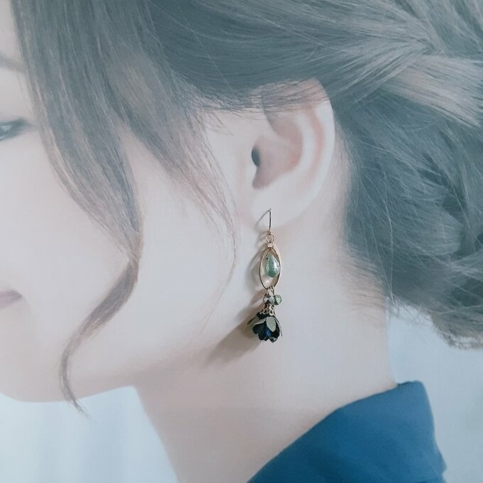 1ペアのみ☆フラワータッセルとオーバルフープの大人カラーのピアス/イヤリング(グリーン風)