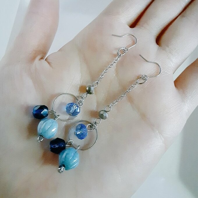 チェコビーズが揺れる☆ラウンドフープのゆらゆらロングピアス/イヤリング(ブルー)