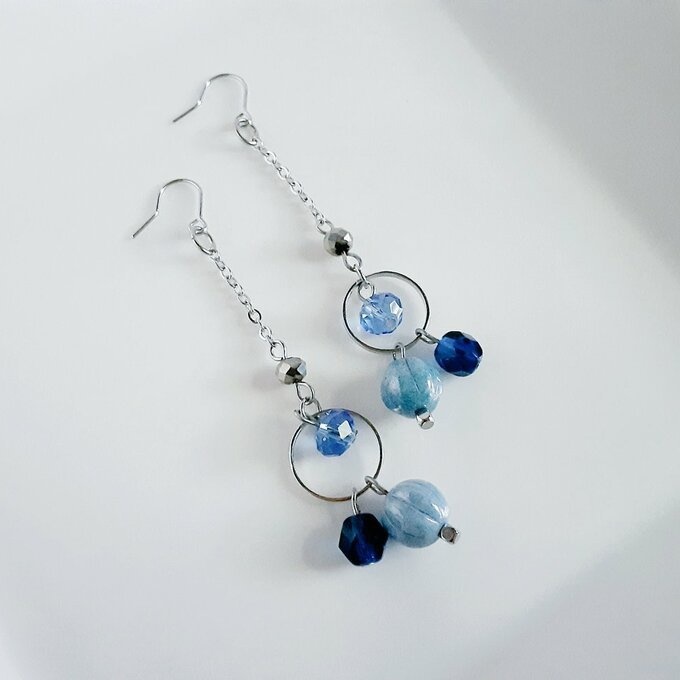 チェコビーズが揺れる☆ラウンドフープのゆらゆらロングピアス/イヤリング(ブルー)