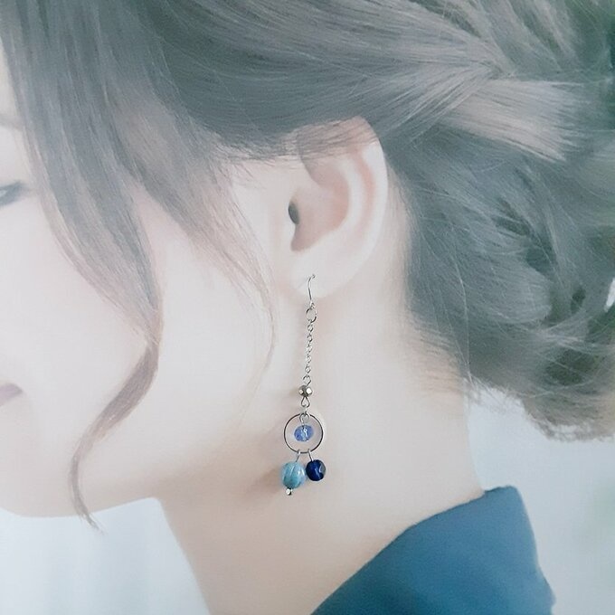 チェコビーズが揺れる☆ラウンドフープのゆらゆらロングピアス/イヤリング(ブルー)