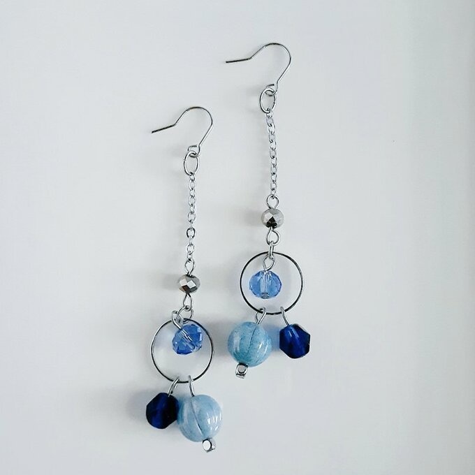 チェコビーズが揺れる☆ラウンドフープのゆらゆらロングピアス/イヤリング(ブルー)