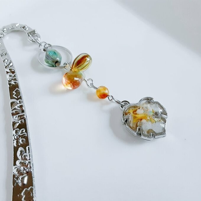 プレゼントにも自分用にもぴったり☆自然を感じるモンステラの葉っぱのブックマーク/しおり(文庫本用)