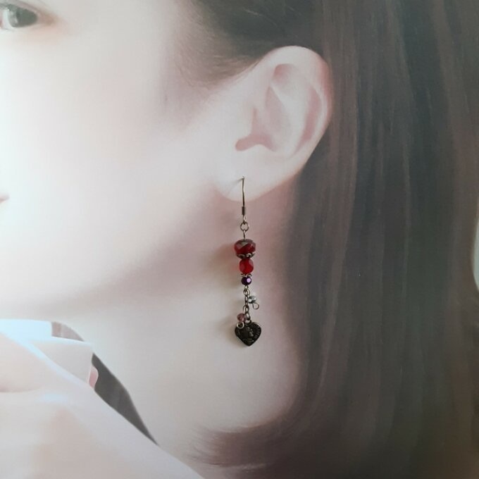 チェコビーズとハートチャームのロマンチックピアス/イヤリング