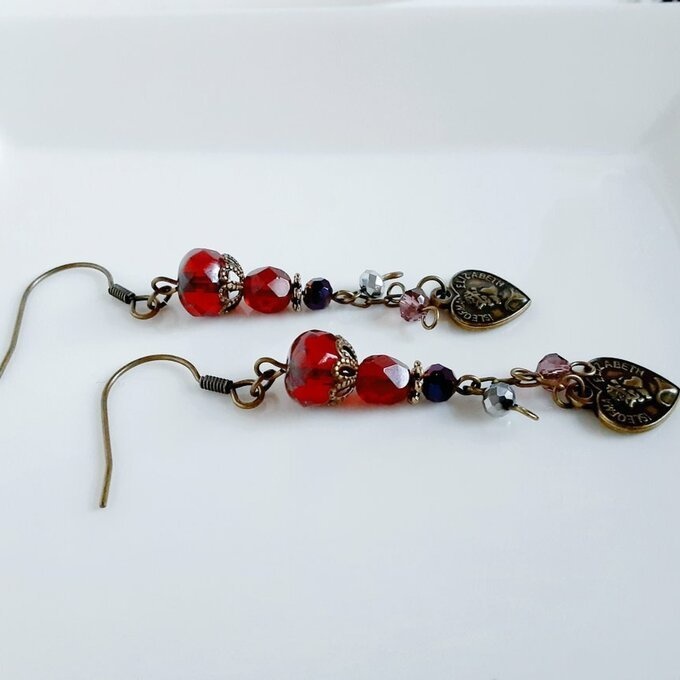 チェコビーズとハートチャームのロマンチックピアス/イヤリング