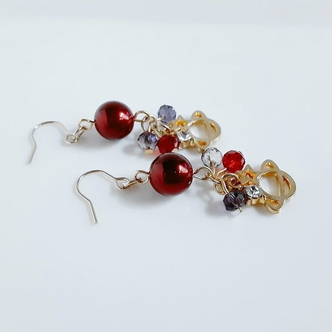 再販☆土星チャームとアクリルパールのレッド色ピアス/イヤリング
