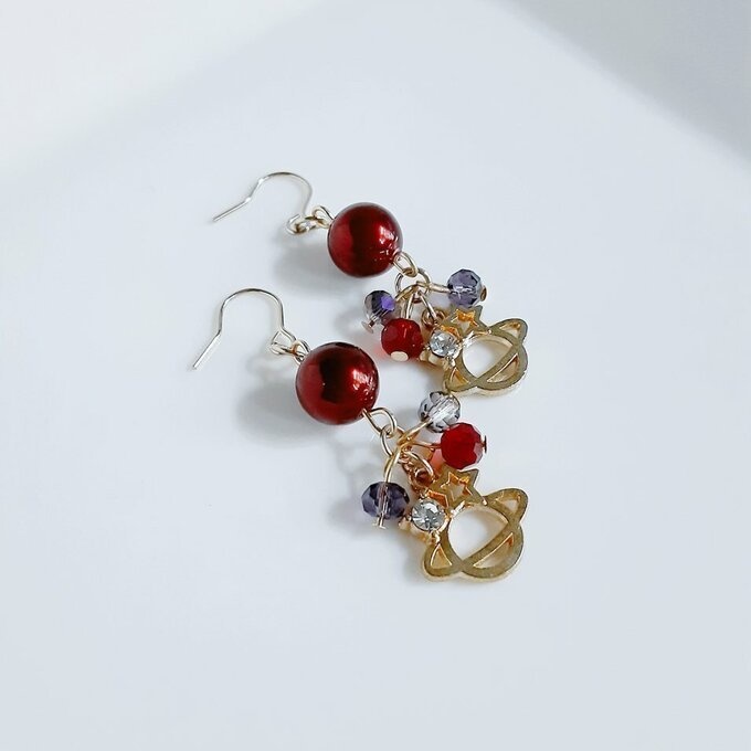 再販☆土星チャームとアクリルパールのレッド色ピアス/イヤリング