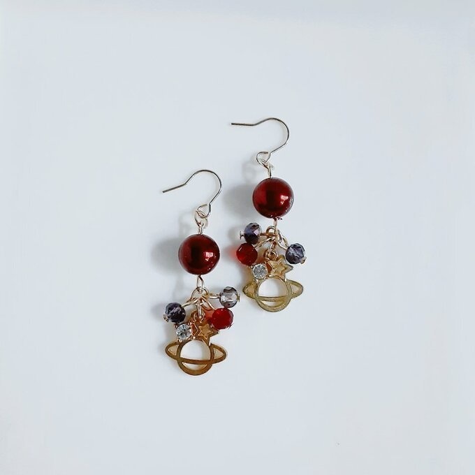 再販☆土星チャームとアクリルパールのレッド色ピアス/イヤリング