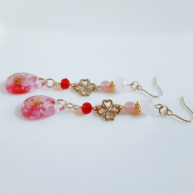 四葉のクローバーとぷっくりしずく型レジンパーツのいちごカラーのスチームパンク風のピアス/イヤリング