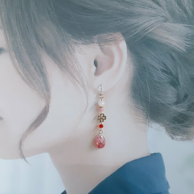 四葉のクローバーとぷっくりしずく型レジンパーツのいちごカラーのスチームパンク風のピアス/イヤリング