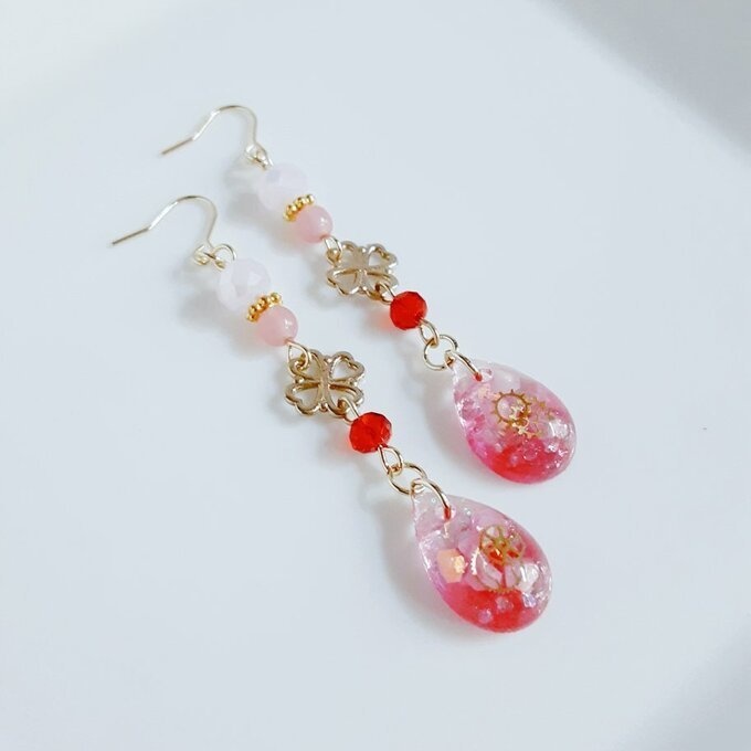 四葉のクローバーとぷっくりしずく型レジンパーツのいちごカラーのスチームパンク風のピアス/イヤリング