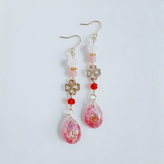 四葉のクローバーとぷっくりしずく型レジンパーツのいちごカラーのスチームパンク風のピアス/イヤリング