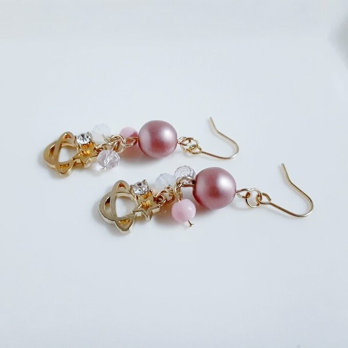再販☆土星チャームとチェコパールのピンク色ピアス/イヤリング