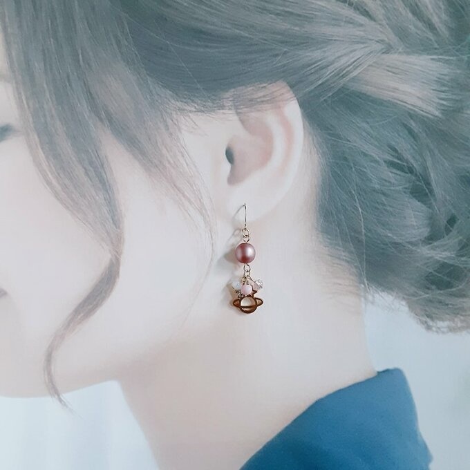 再販☆土星チャームとチェコパールのピンク色ピアス/イヤリング