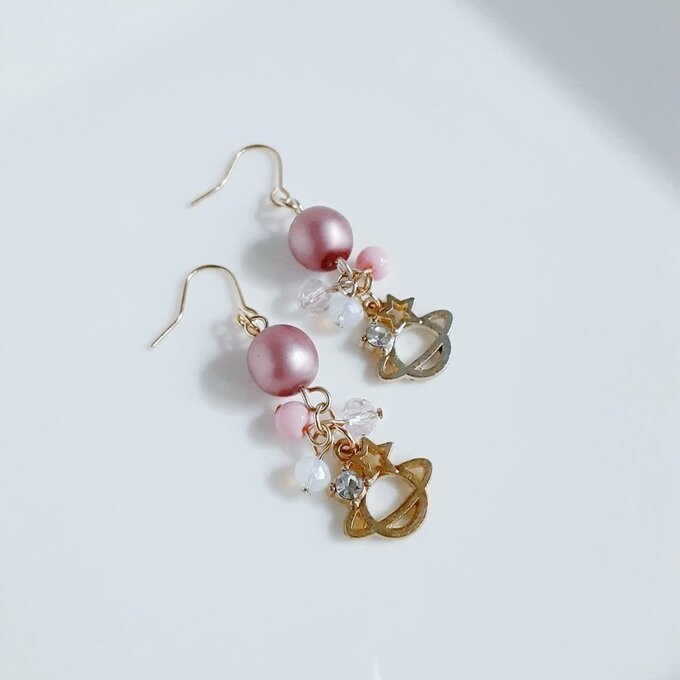再販☆土星チャームとチェコパールのピンク色ピアス/イヤリング